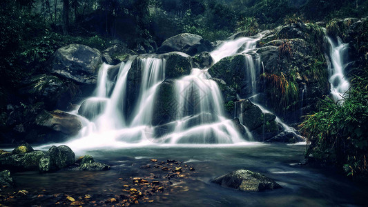 山间流水背景图片