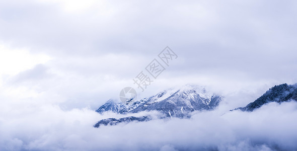 雪山山峰白云缭绕的雪山高清图片
