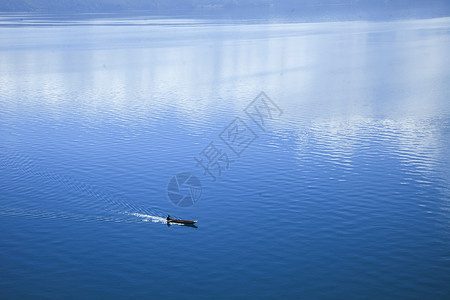 天堂和地狱旅行中拍到的泸沽湖和渔夫背景