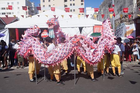 舞龙舞狮旅行中看到的中国元素舞龙在唐人街背景