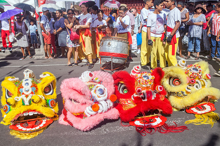 旅行中看到的中国元素舞龙在唐人街高清图片