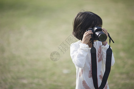 旅行中儿童摄影师在对焦拍摄背景