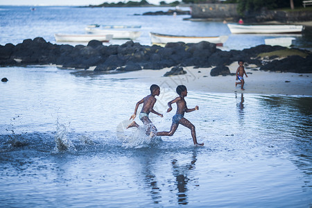 非洲旅行在海边拍到的孩子嬉水奔跑高清图片