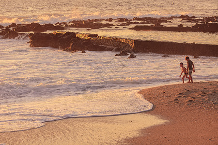 唯美黄昏海滩旅行中遇见孩子在海边玩耍背景
