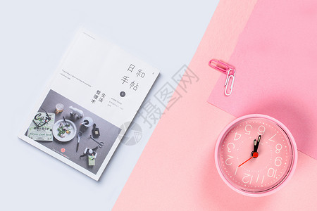 桌子上的纸桌子上的书和闹钟设计图片
