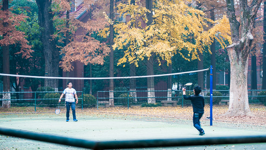 打羽毛球素材苏州大学的枫景背景