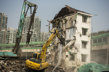 毁灭的城市发展时拆除房子背景