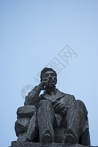 沉思中的男士雕像背景图片