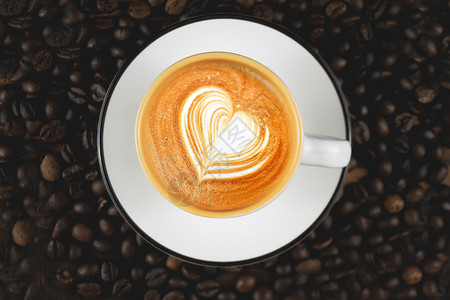 心形咖啡素材拉花咖啡杯与咖啡豆背景