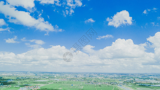 航拍蓝天白云好天气的南方村庄背景