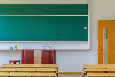 大学校园教室黑板讲台高清图片