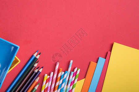 黄紫条纹箭头彩色吸管和铅笔加复印纸的桌面摆放背景