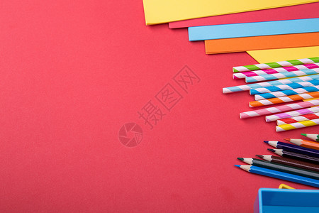 多彩绚丽彩色吸管和铅笔加复印纸的桌面摆放背景