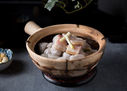 砂锅芋儿煲仔菜鲜肉菜高清图片