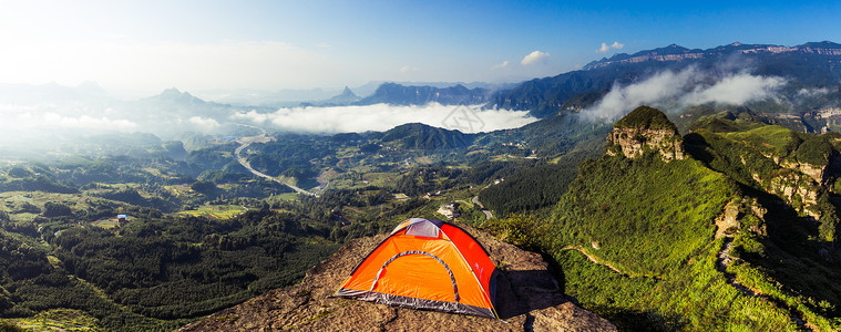 南川云雾缭绕的群山和帐篷露营背景