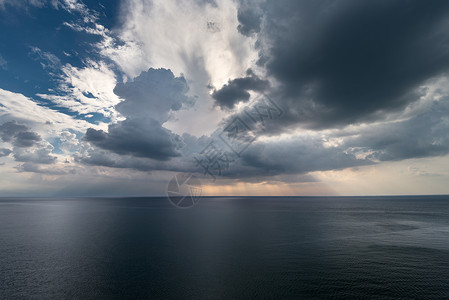 暴风雨大海乌云耶稣光天空背景