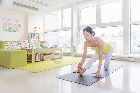 室内瑜伽女性运动背景图片