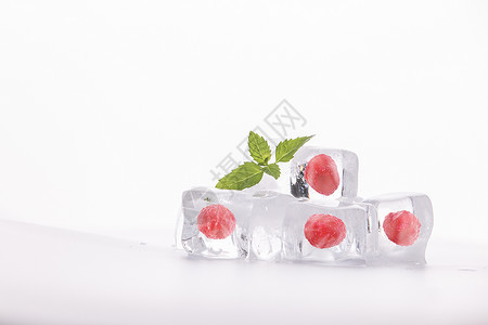 草莓冰块背景图片