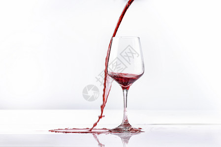 红葡萄酒洒出来高清图片