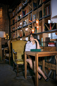 一个彩色书柜看书的商务女性背景