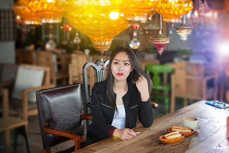 咖啡馆想事的商务女性背景图片