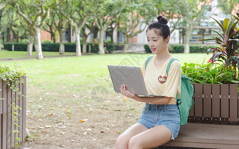 大学校园女生看电脑高清图片