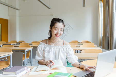 大学教室女生看书用电脑学习图片