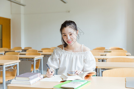 大学教室女生学习图片