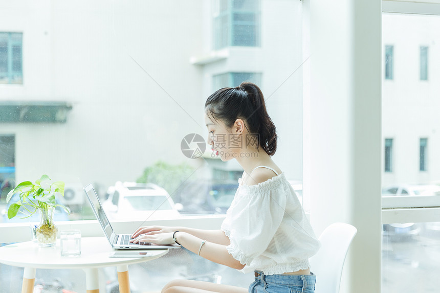 咖啡馆女生用电脑学习图片
