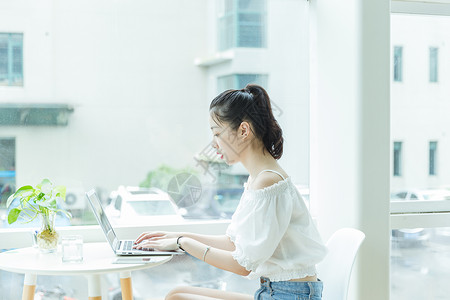 咖啡馆女生用电脑学习图片