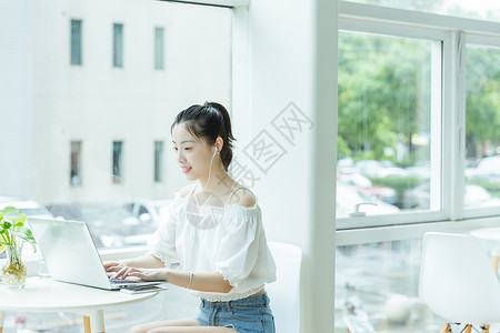 小清新科技背景咖啡馆女生用电脑学习背景