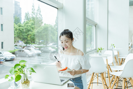 科技改变未来咖啡馆女生学习写作用电脑背景