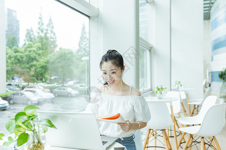 咖啡馆女生学习写作用电脑背景图片