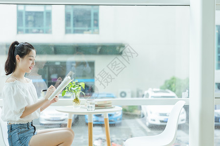 传统窗户素材校内咖啡馆大学女生看书学习背景