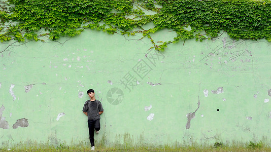 画鹛呜春靠墙的男孩子背景