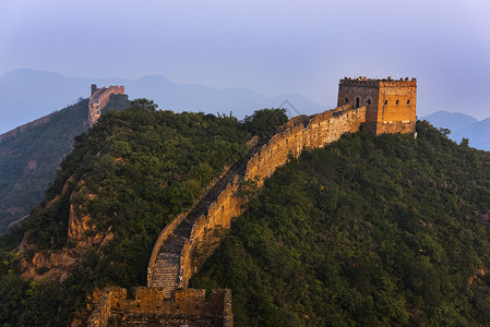 北京日出日照长城背景