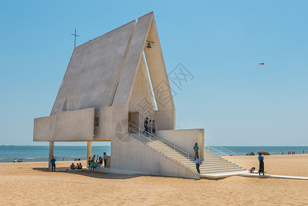 沙滩建筑海边的前卫设计教堂背景