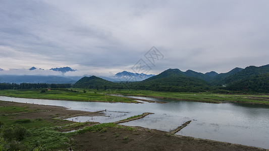 蓟县山水之间插秧的农民背景