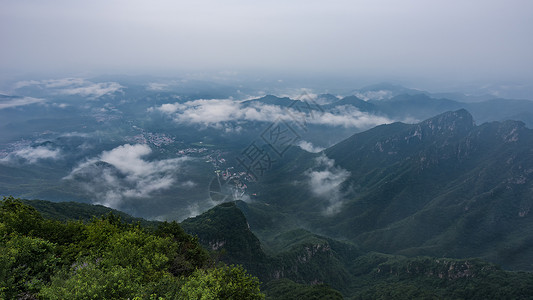云雾下的雨后山区村落背景图片