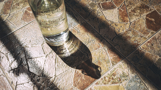 瓷砖ps素材阳光下的水瓶背景