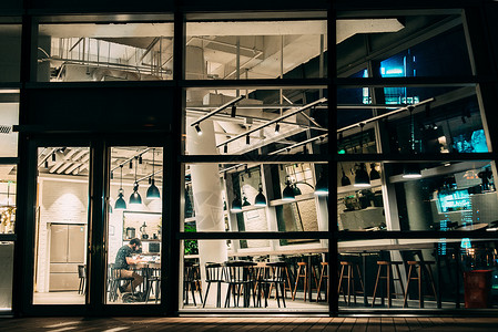 在外漂泊夜晚咖啡厅里用餐的人背景