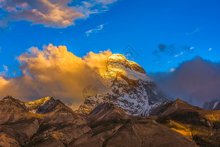 西藏黄昏夕阳下的卓木拉日峰背景