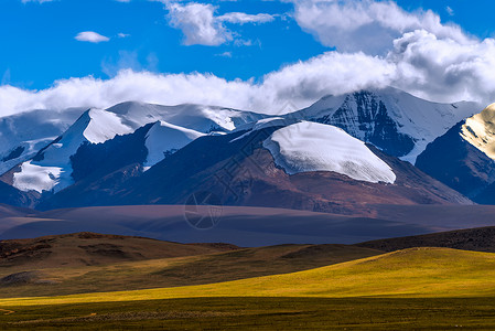 雪山黄昏蓝天下的雪山草原背景