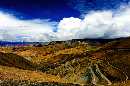 天地间无人区西藏阿里无人区的盘山公路背景