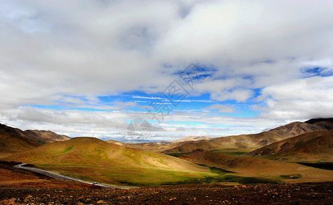 西藏阿里无人区的公路高清图片