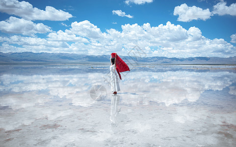 手绘白裙子女孩茶卡盐湖中的女孩背景