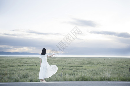 欧式角边青海公路的白裙子女孩背景