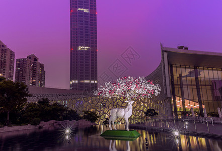 紫色独角兽上海静安雕塑公园背景