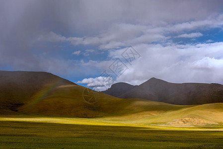 草原上的彩虹背景