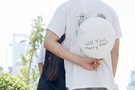 情侣求婚的气球特写图片